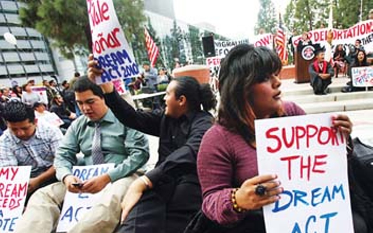 Hundreds rally for Illinois DREAM Act  to help undocumented college students