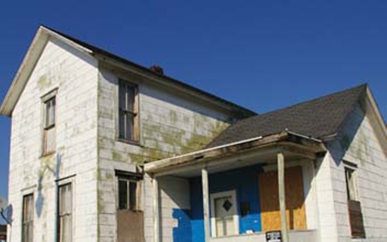 Neighborhood sues owners of abandoned house