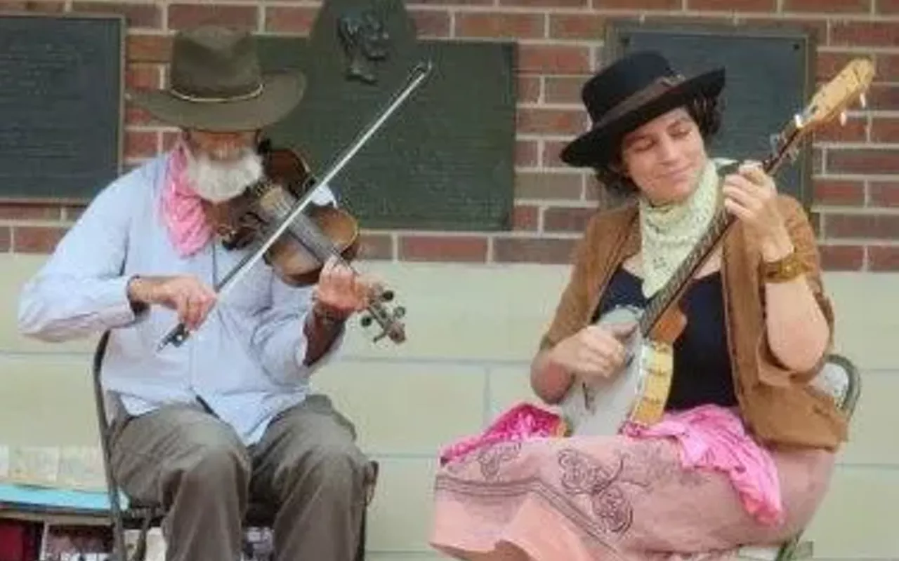 Image: Artist on the Plaza