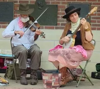 Image: Artist on the Plaza