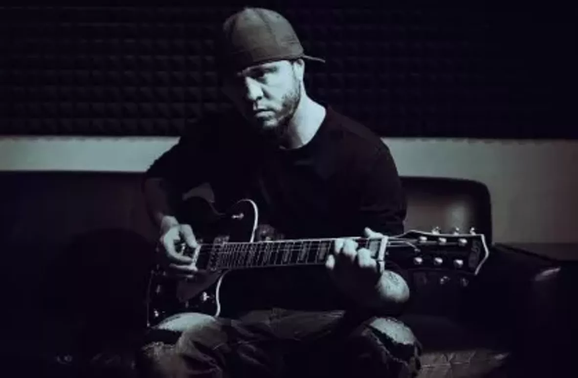 josh_holland_acoustic.webp